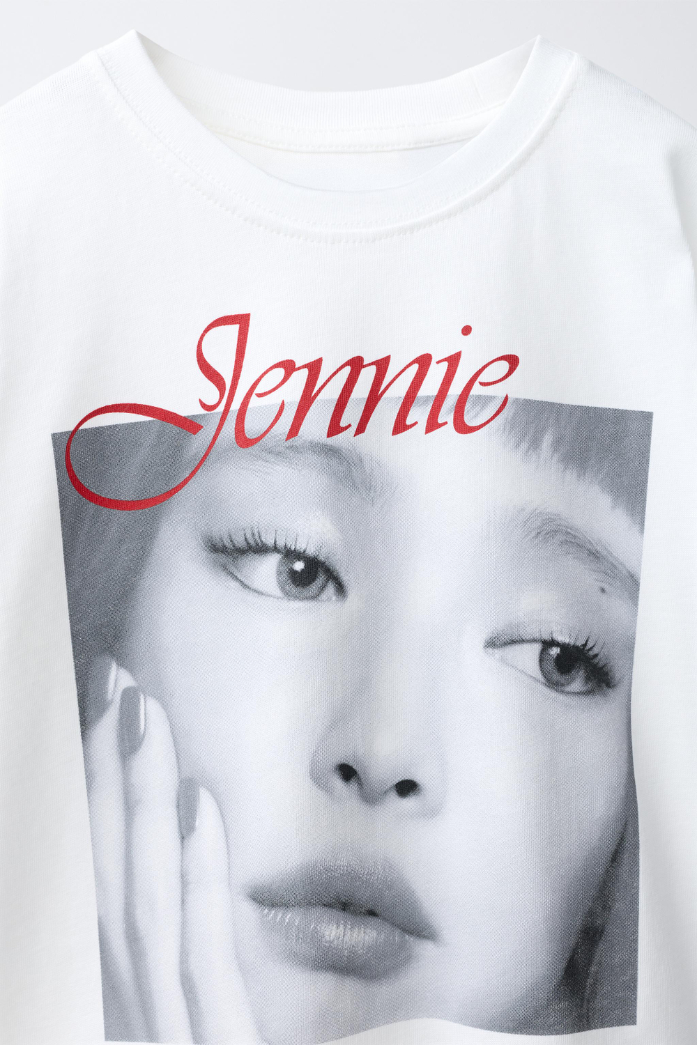 ZARA ФУТБОЛКА С ФОТОПРИНТОМ JENNIE ©™, БЕЛЫЙ