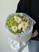 Букет сборный из гортензии, кустовых пионовидных роз, хризантемы и диантусов