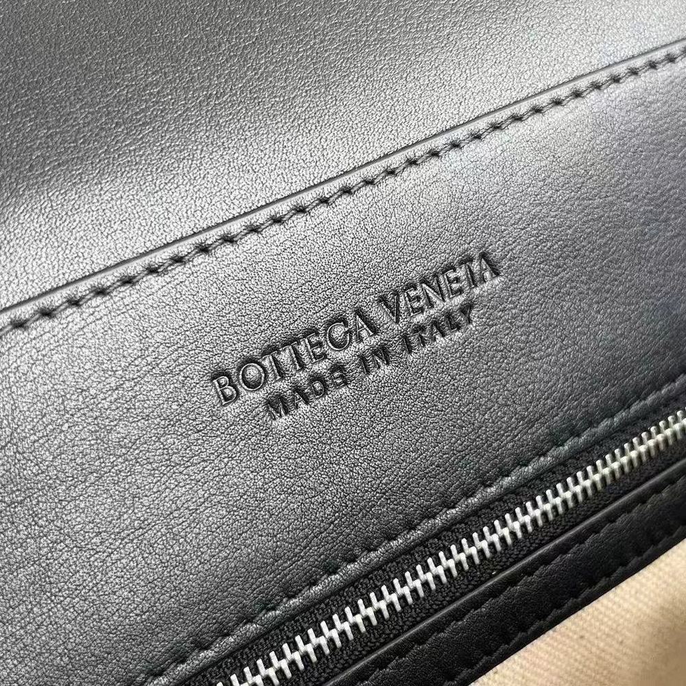 Черная сумка-мессенджер Bottega Veneta Andiamo Small