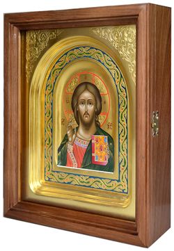 Иисус Христос. Писанная икона Спасителя в киоте.