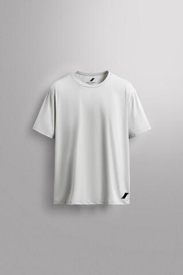 ZARA БАЗОВАЯ СПОРТИВНАЯ ФУТБОЛКА ИЗ ТЕХНИЧЕСКОЙ ТКАНИ, СВЕТЛО-СЕРЫЙ