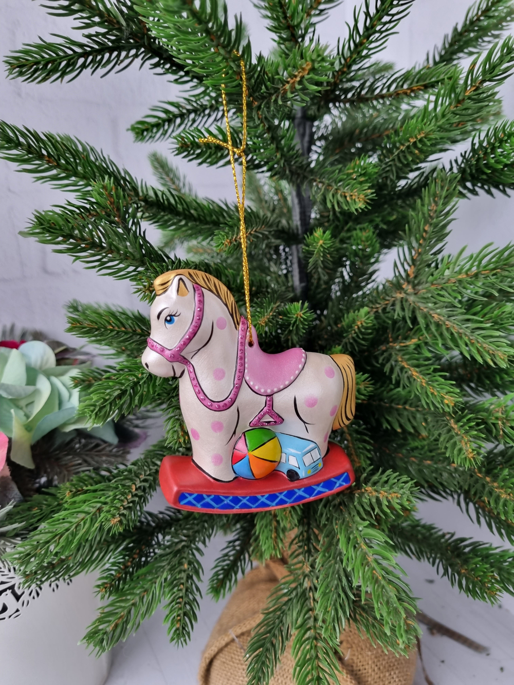 Лошадка с игрушками ёлочная игрушка из фарфора