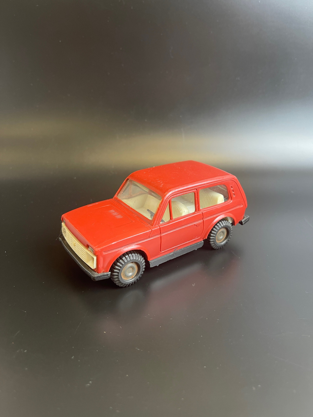 Машинка "НИВА АвтоВАЗ-2121" пластмассовая коллекционная игрушка СССР 1970-1980 гг
