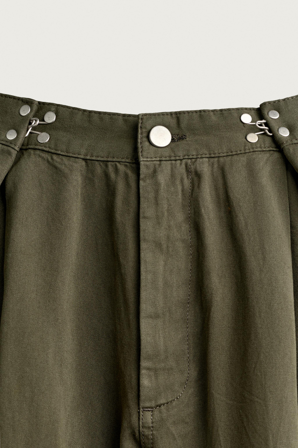 БРЮКИ СО СКЛАДКАМИ И МЕТАЛЛИЧЕСКИМ КРЮЧКОМ — ZARA