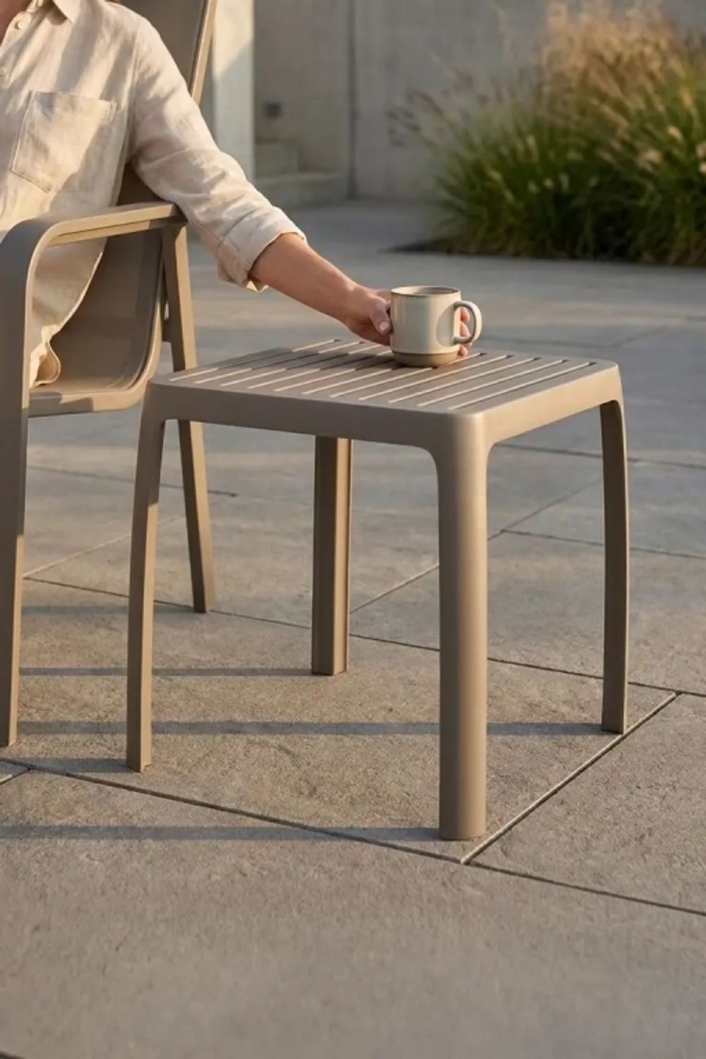 Столик пластиковый для шезлонга Wave Side Table