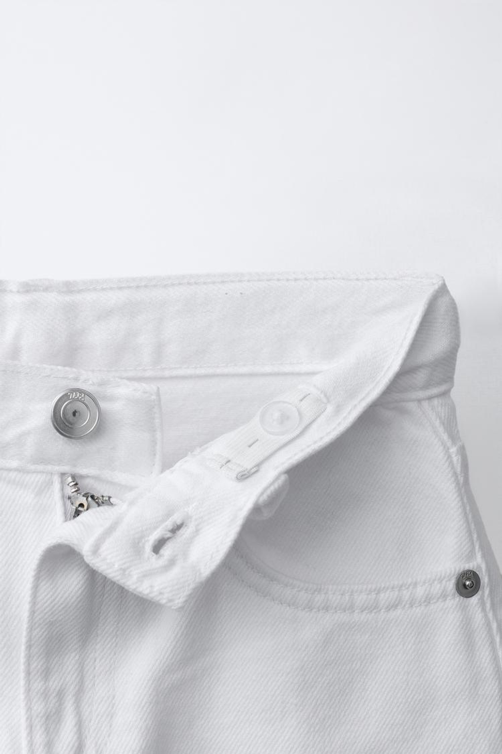 ZARA ДЖИНСЫ BARREL С ОТВОРОТАМИ, БЕЛЫЙ