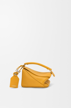 Loewe Сумка-мини Puzzle Featherlight из овечьей кожи наппа, горчичный