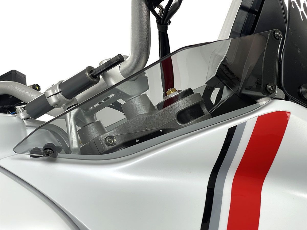 DU026F WRS PAIR OF SMOKE SIDE DEFLECTORS (DSRT X)