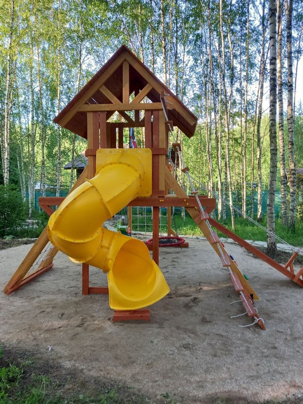Деревянный игровой комплекс с горкой трубой