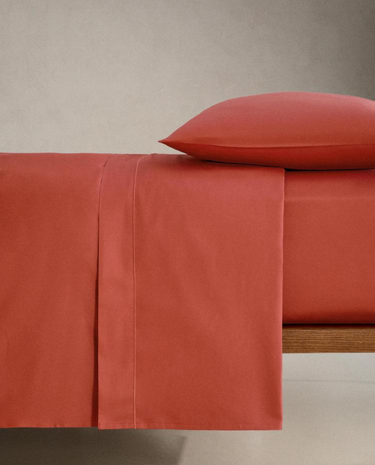ZARA HOME НАТЯЖНАЯ ПРОСТЫНЯ ИЗ САТИНА | ВЫСОТА 30 СМ (300 НИТЕЙ), МАЛИНОВЫЙ