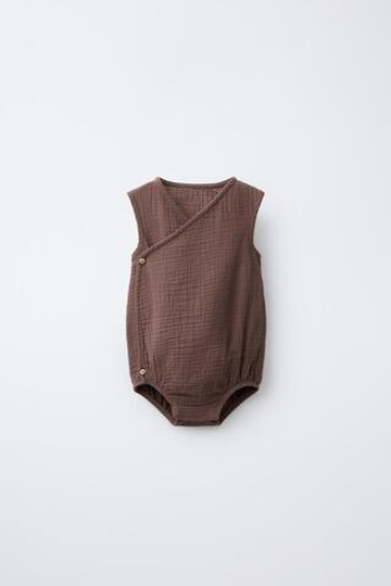 ZARA ФАКТУРНЫЙ КОМБИНЕЗОН С ЗАПÁХОМ, КОРИЧНЕВЫЙ