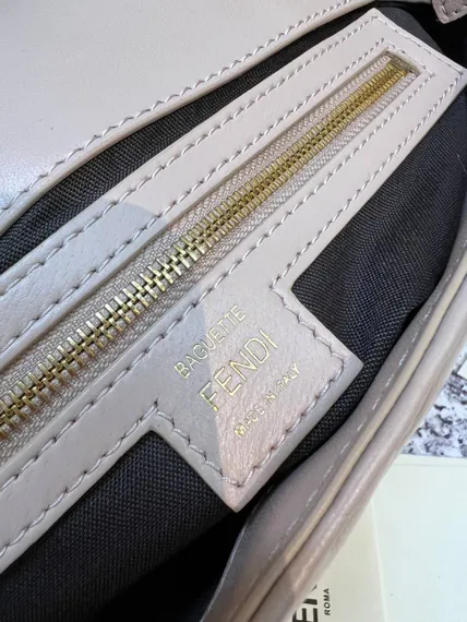 Сумка из кожи Fendi Baguette светло-розовый