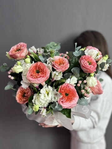 Композиция в корзине с коралловыми розами сорта "Мандарин Экспрешн"