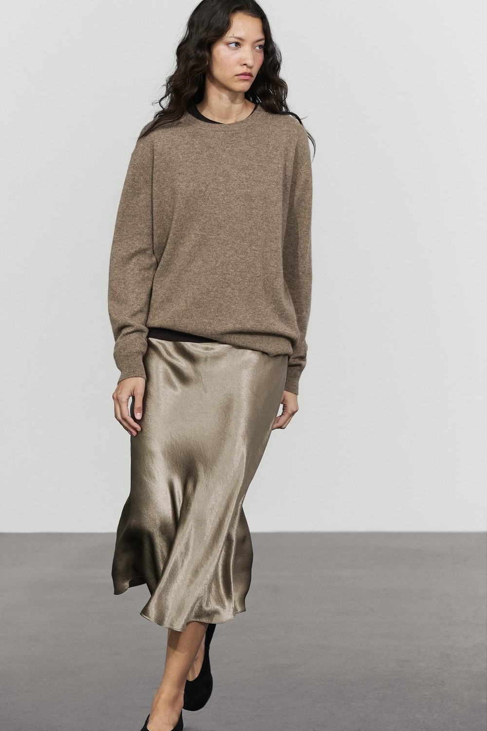 Massimo Dutti Расклешенная юбка миди с глянцевым блеском, серо-коричневый