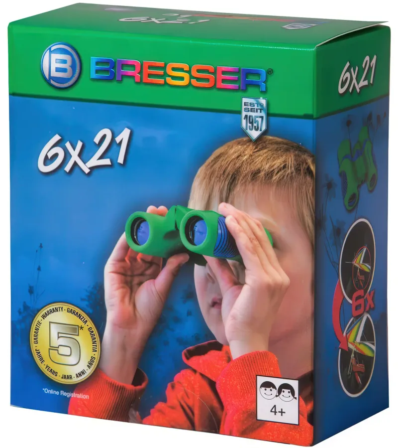 Бинокль детский Bresser Junior 6x21 в руках ребенка на коробке