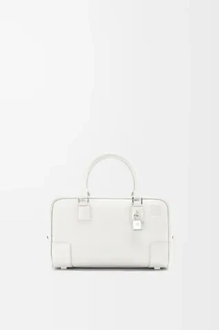 Loewe Сумка Amazona 23 из мягкой зернистой телячьей кожи, экрю