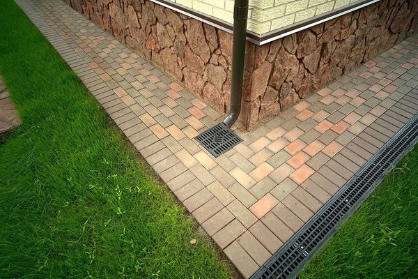 Отмостка из тротуарной плитки Отмостка из тротуарной плитки