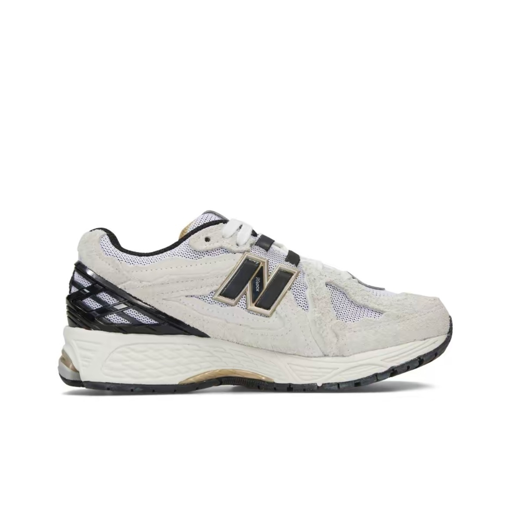 alt="New Balance 1906R Protection Pack Reflection M1906DC белый с черными акцентами вид сбоку на белом фоне"