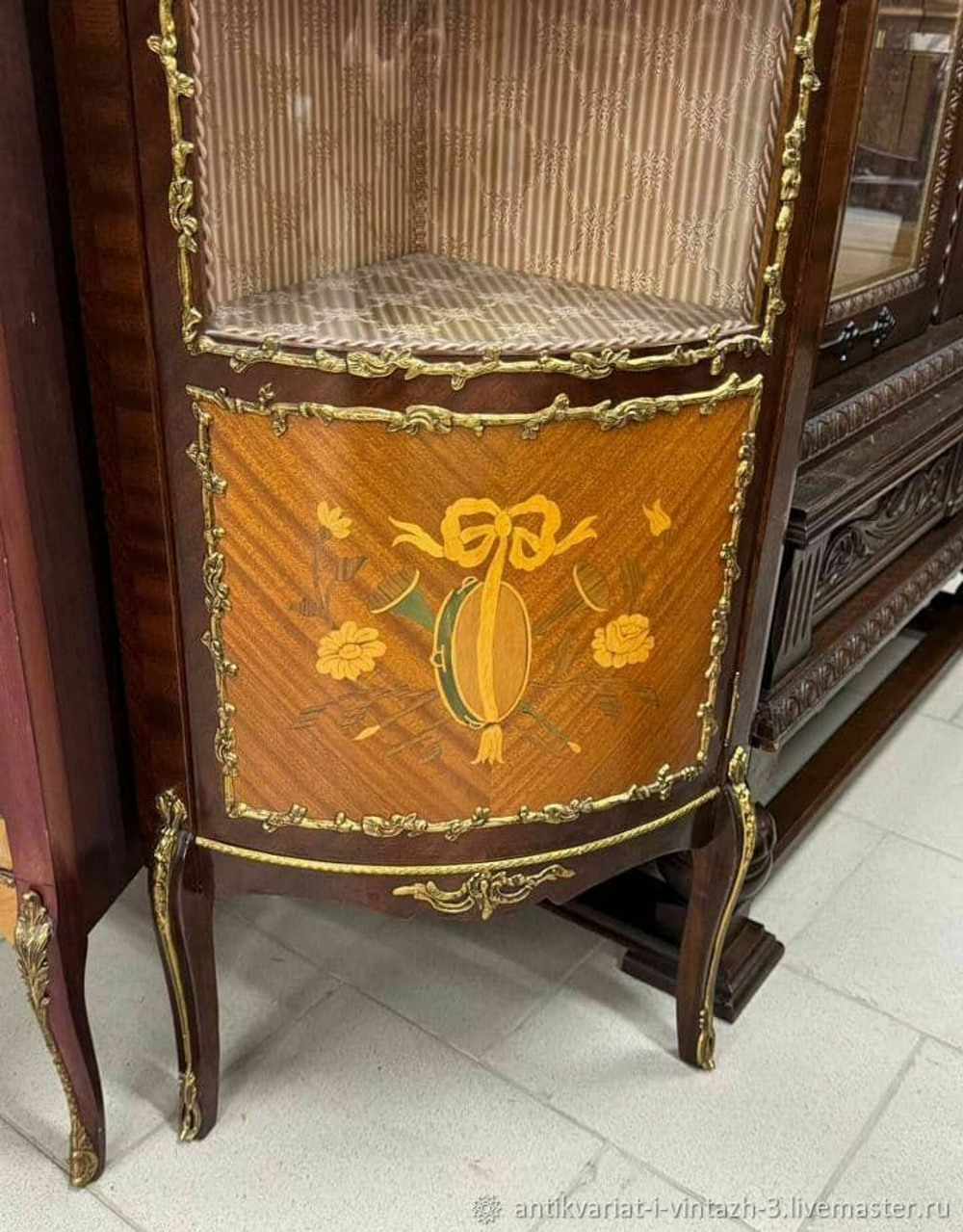 Угловая старинная витрина