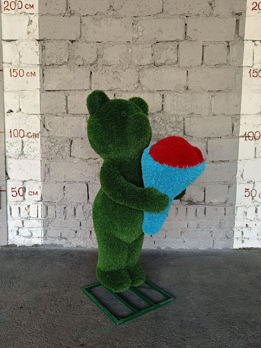Мишка с букетом