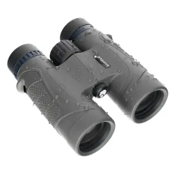 Бинокль Levenhuk Nitro 8x42 с каплями воды показан под углом