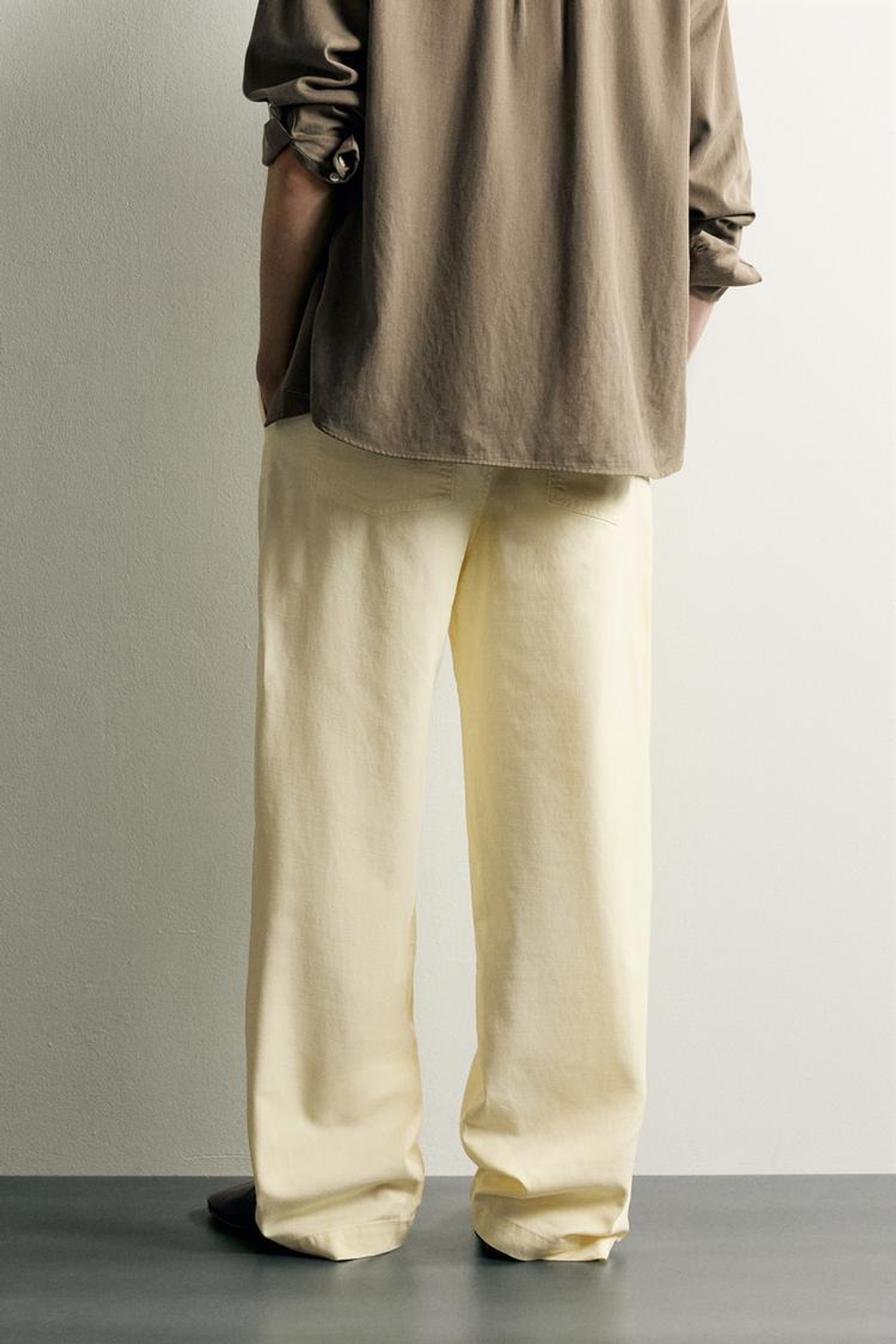 ZARA БРЮКИ RELAXED FIT СО СКЛАДКАМИ И РЕМНЕМ, СВЕТЛО-ЖЕЛТЫЙ