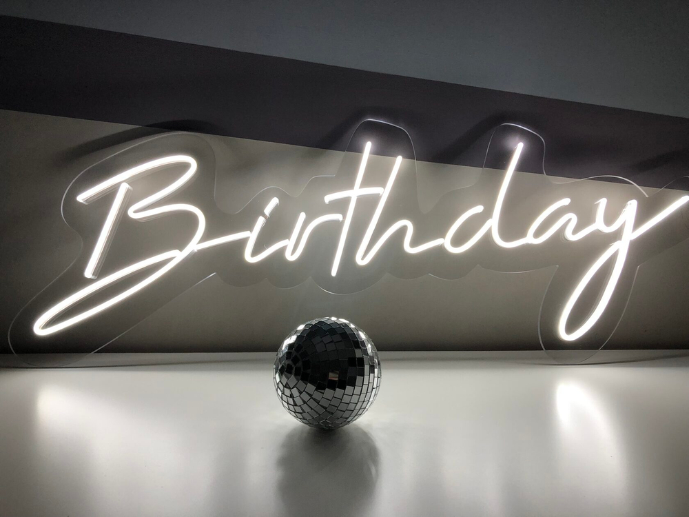 Надпись "Birthday party"