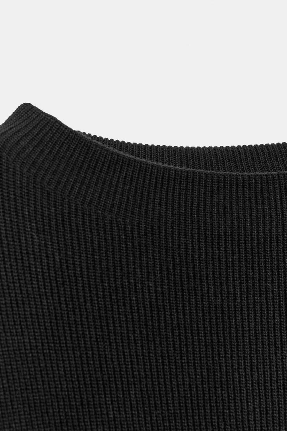 ZARA ТРИКОТАЖНЫЙ ТОП С ОБЛЕГАЮЩИМ ПОДОЛОМ, ЧЕРНЫЙ