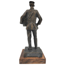 Динес Ю. С. Шарманщик. Бронза, литьё. 2000