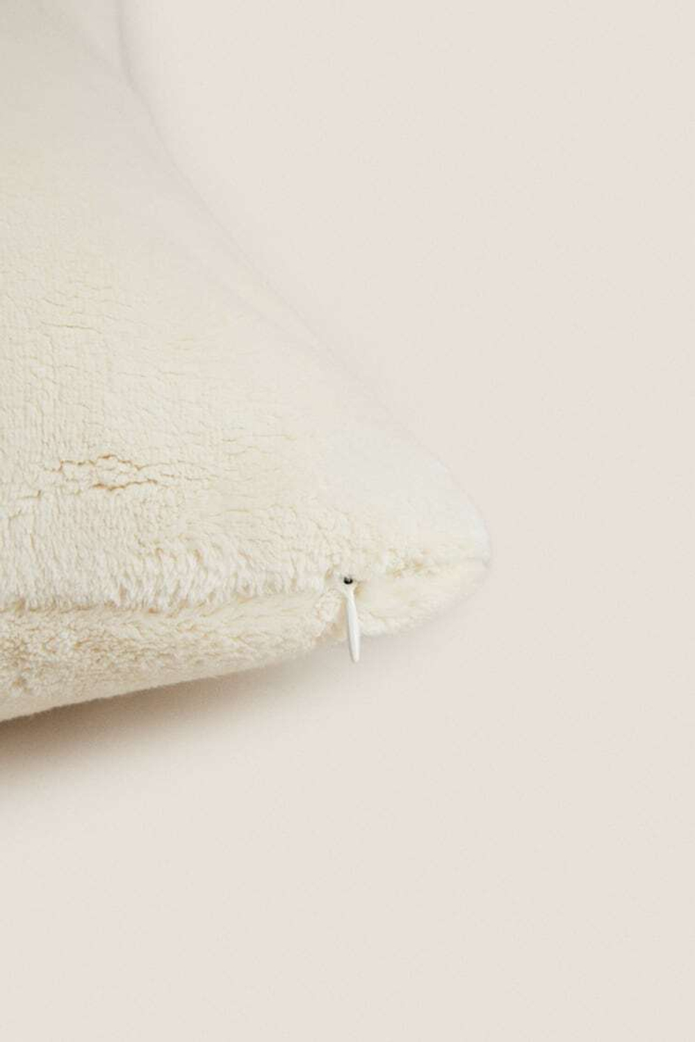 ZARA HOME ОДНОТОННЫЙ ЧЕХОЛ ДЛЯ ДЕКОРАТИВНОЙ ПОДУШКИ ИЗ ФЛИСА, КРЕМОВЫЙ