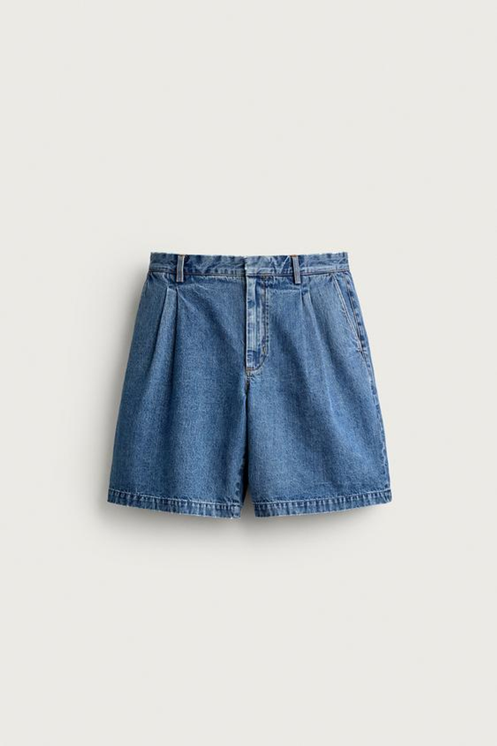 ZARA ДЖИНСОВЫЕ ШОРТЫ REGULAR FIT СО СКЛАДКАМИ, ВЫЦВЕТШИЙ СИНИЙ