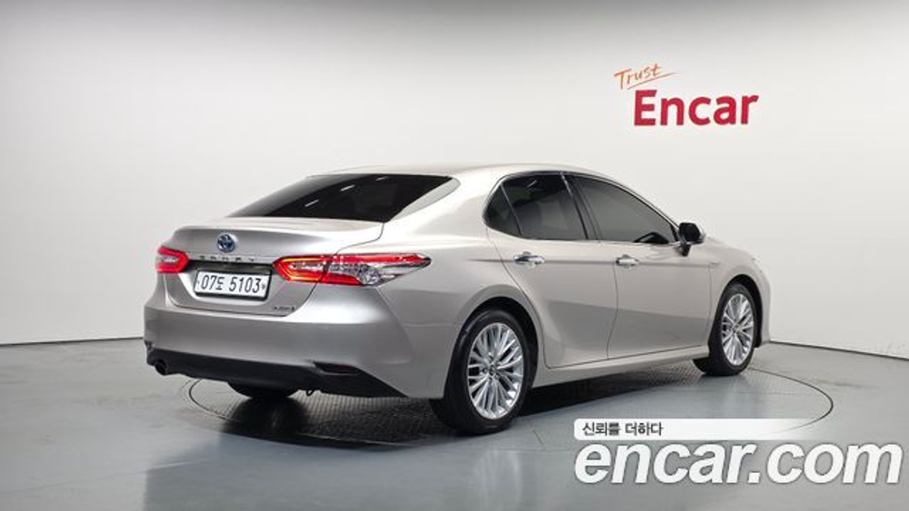 Toyota Camry 2.5 XLE Hybrid — 2018