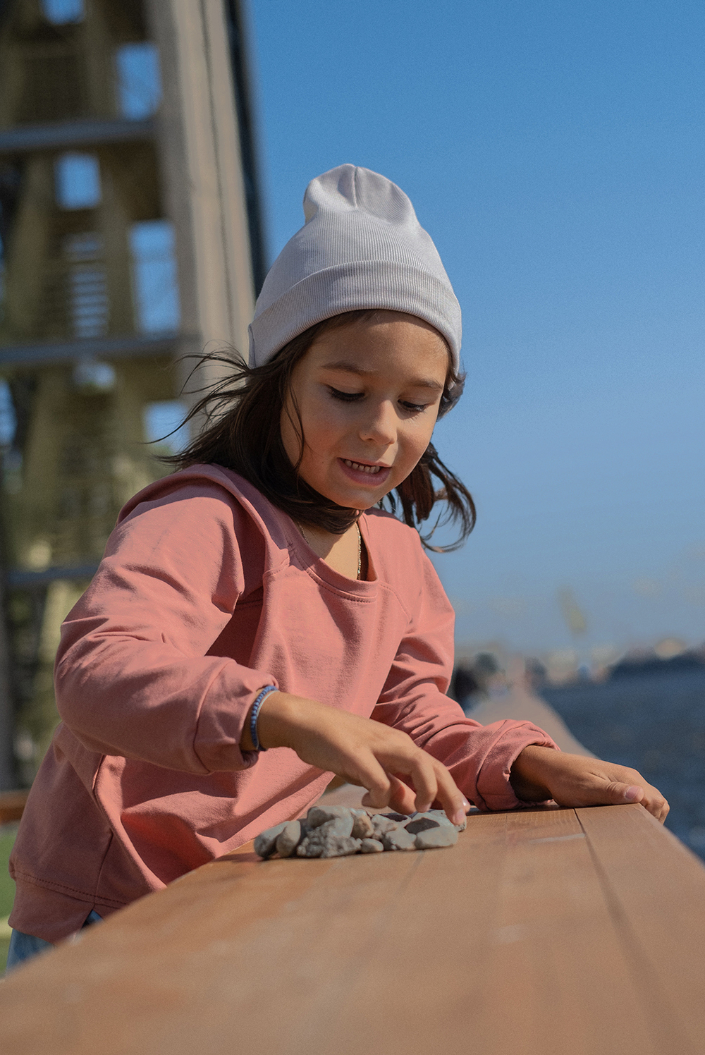 Трикотажная шапка серо-бежевая