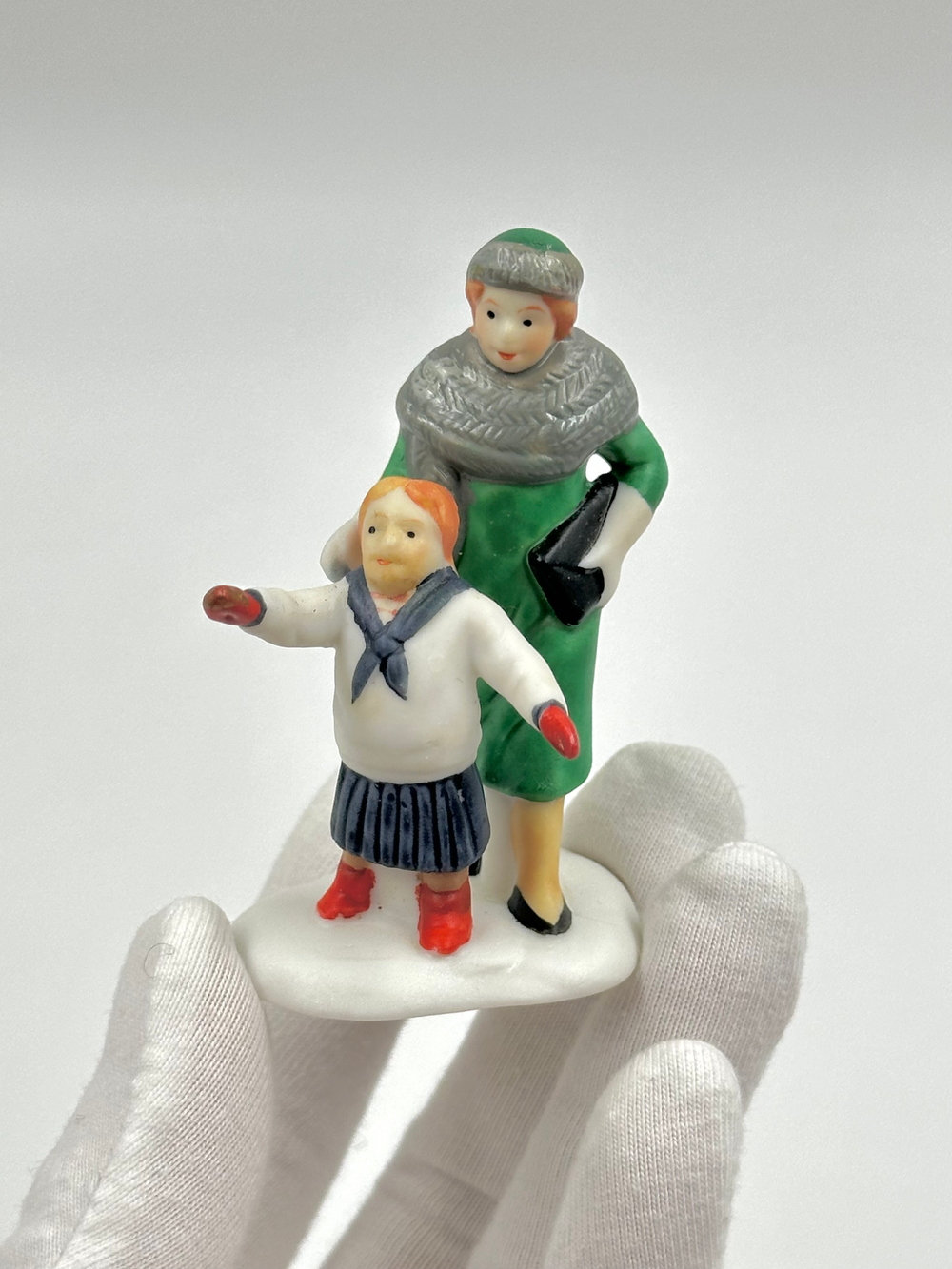 Фигурка Женщина с девочкой Department 56