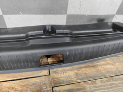 Кожух замка багажника Geely Monjaro 21-нв Б/У Оригинал 6064089700B01