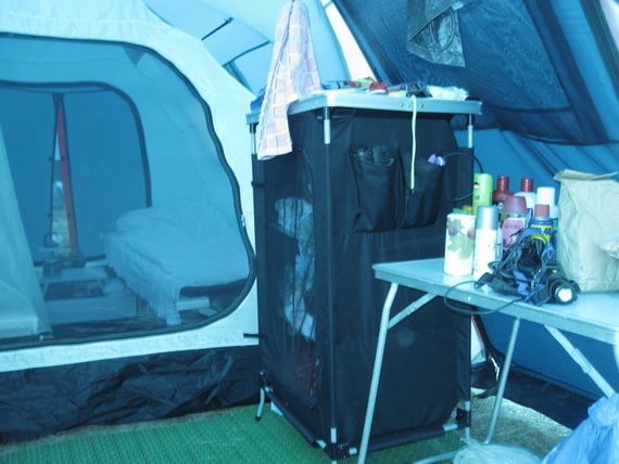 Палатка Canadian Camper GRAND CANYON 4, цвет royal, пример расстановки туристической мебели в тамбуре.