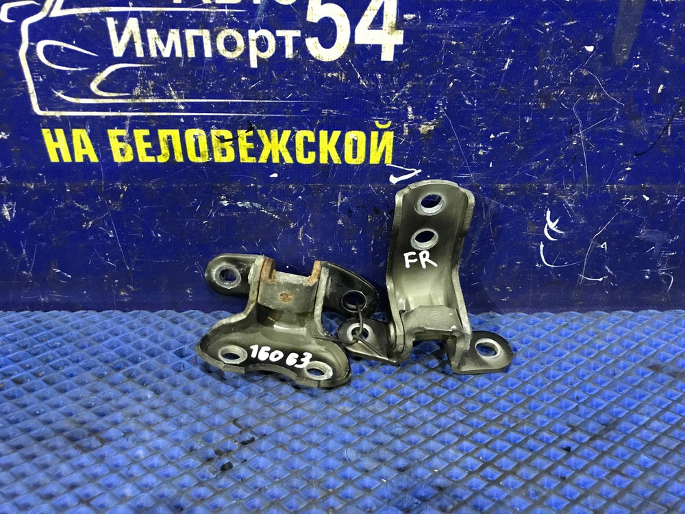 Петля двери передней правой TOYOTA NOAH 2014-2021