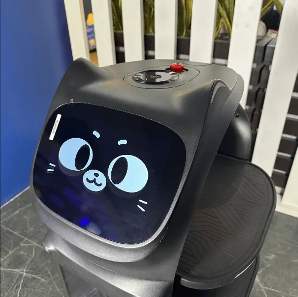 Робот официант PUDU «BellaBot Pro»