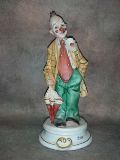 Статуэтка. Фарфор. Клоун с зонтиком. Capodimonte. Италия