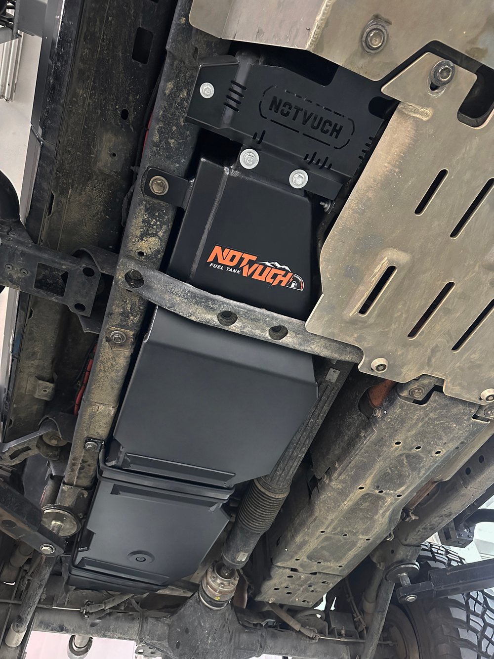 Замена основного бака на 100 литров для Jeep Wrangler 4XE 2.0 2024+ Джип Вранглер бензобак