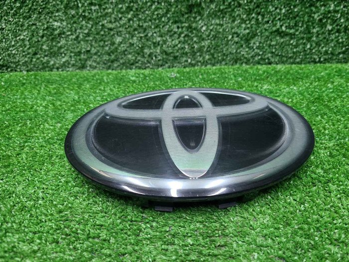Эмблема решетки радиатора Toyota LC 200 (15-21)