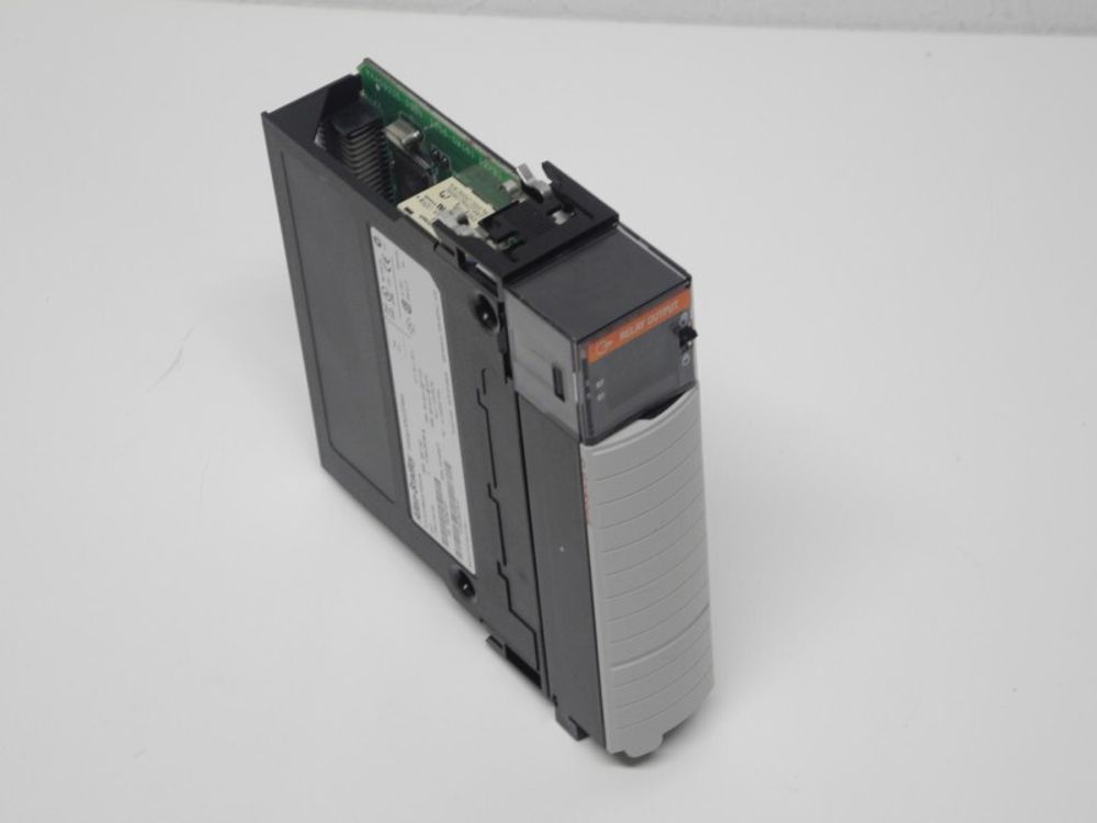 Реленый выходной модуль Allen Bradley 1756-OW16l Relay Output 16 Point D/0 Module