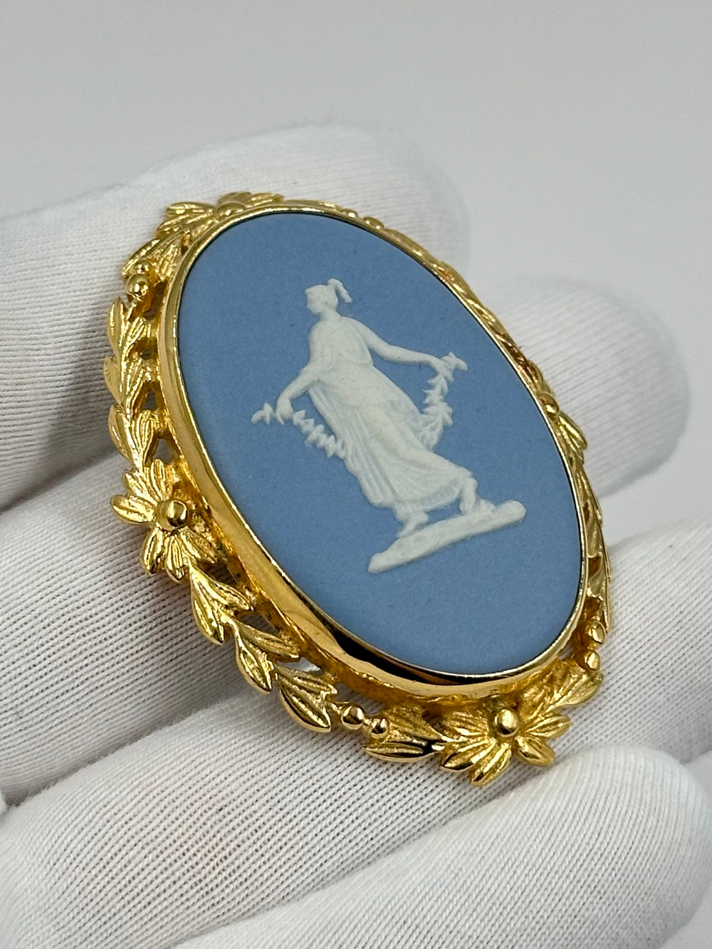 Брошь Wedgwood голубая