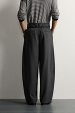 БРЮКИ BALLOON FIT С РЕМНЕМ И ЗАЩИПАМИ — ZARA