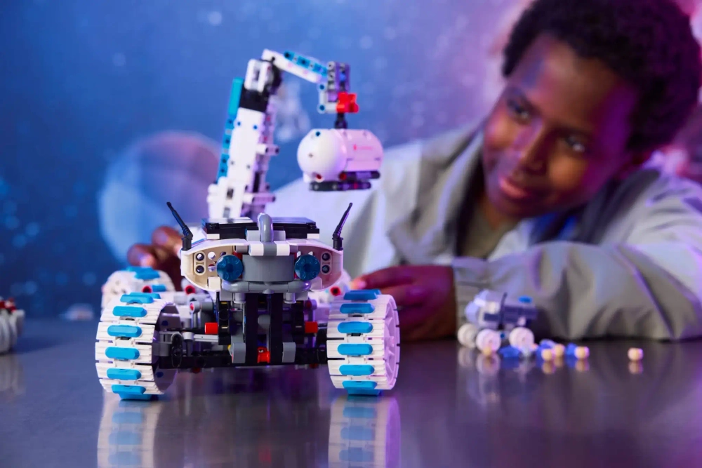 Конструктор LEGO Technic 42211 Космический аппарат Lunar Outpost -луноход
