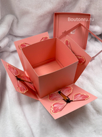 Коробка розовая подарочная с летающими бабочками