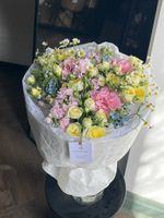Букет из кустовых диантусов, маттиолы, окипеталума, кустовых роз и ромашки