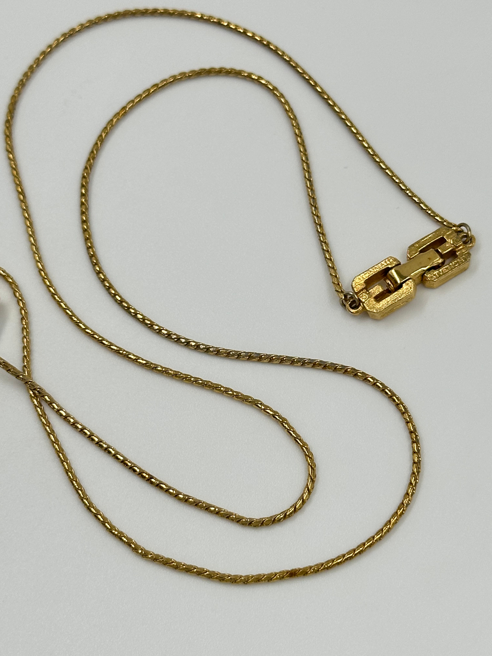Кулон с белым и синим пластиком Givenchy 1979 год