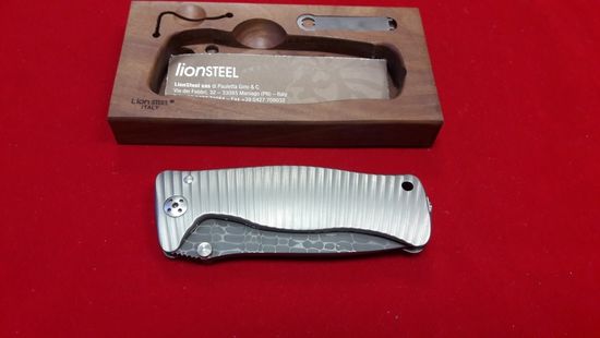 Складной нож Lion Steel "SR-1 ORIGINAL" L/SR1DI G c клинком из стали Damasteel, рукоять титан