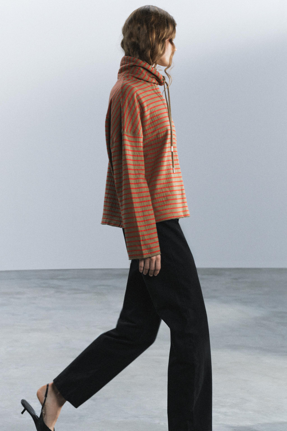 ТОЛСТОВКА В ПОЛОСКУ — ZARA